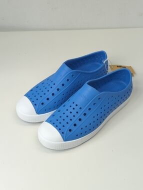 NWT Native Jefferson in Resting Blue/White Slip-On Shoes Size J6